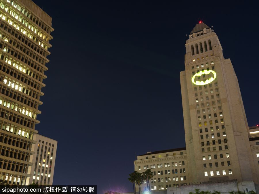 洛杉磯市政廳大樓亮蝙蝠俠信號燈 悼念“蝙蝠俠”飾演者亞當·韋斯特