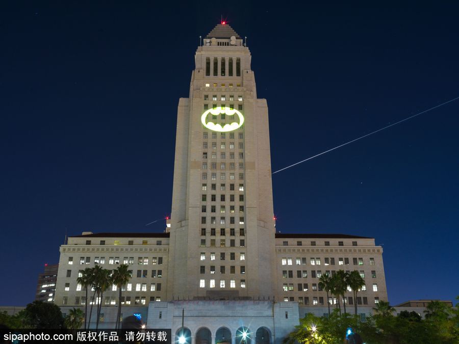 洛杉磯市政廳大樓亮蝙蝠俠信號燈 悼念“蝙蝠俠”飾演者亞當·韋斯特