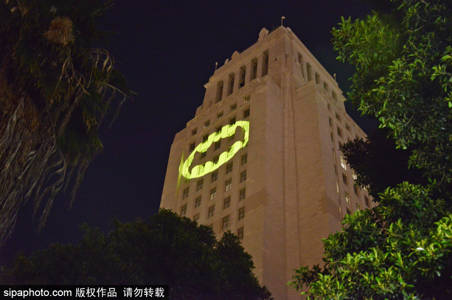 洛杉磯市政廳大樓亮蝙蝠俠信號燈 悼念“蝙蝠俠”飾演者亞當·韋斯特