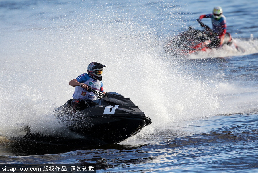 驚險(xiǎn)刺激！俄羅斯水上摩托艇錦標(biāo)賽 眾高手上演水面版速度與激情