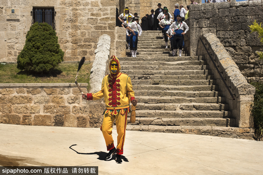 最另類的洗禮 西班牙奇葩節(jié)日之跳嬰節(jié)