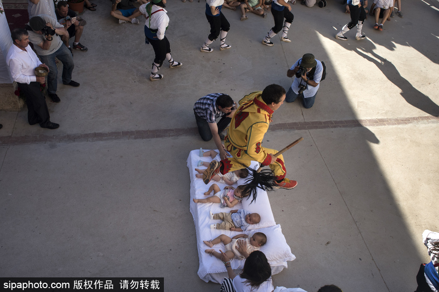 最另類的洗禮 西班牙奇葩節(jié)日之跳嬰節(jié)