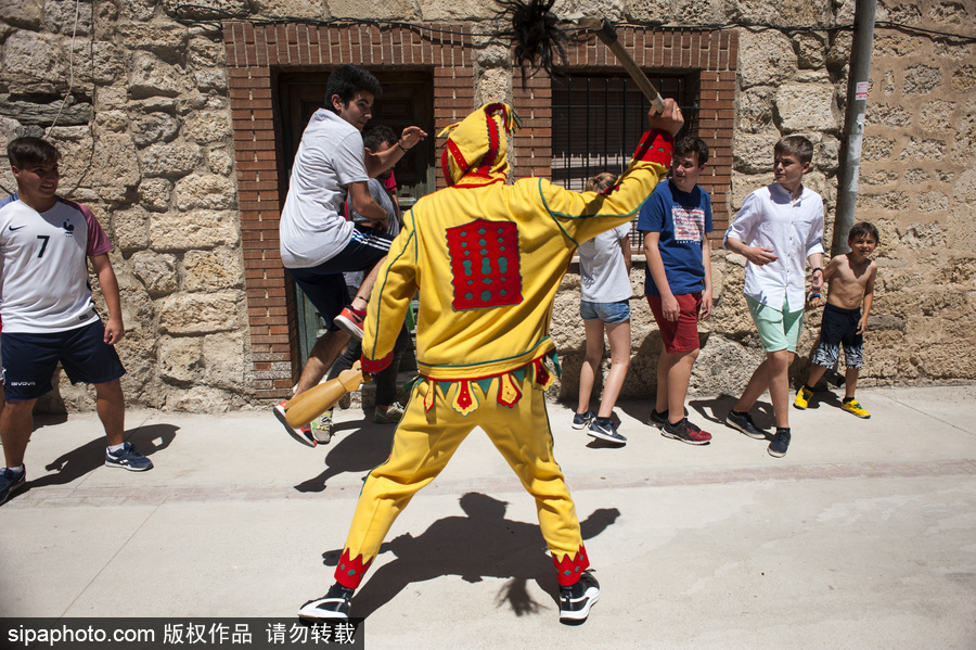 最另類的洗禮 西班牙奇葩節日之跳嬰節