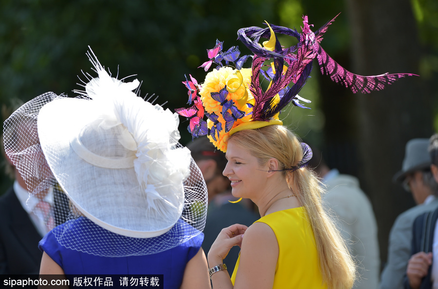 英國(guó)皇家阿斯科特賽馬會(huì)開幕 美女云集“貌美如花”