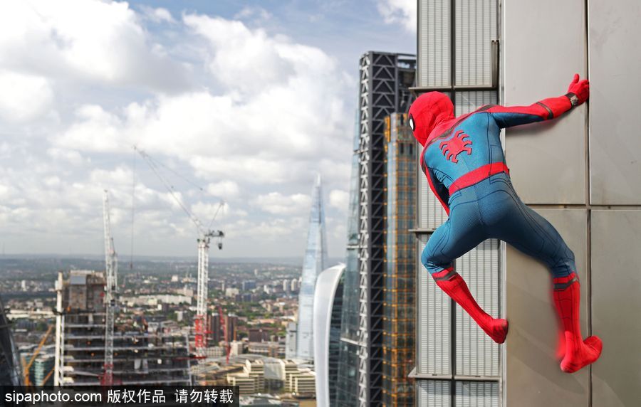 超酷！蜘蛛俠穿梭倫敦街頭小巷仿佛置身電影中
