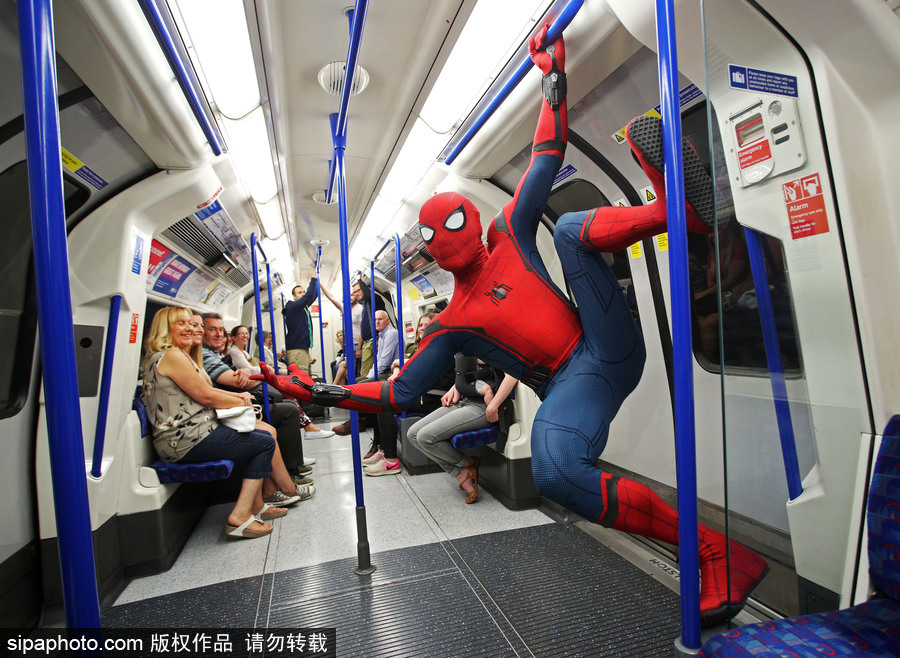 超酷！蜘蛛俠穿梭倫敦街頭小巷仿佛置身電影中