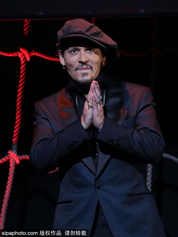 德普日本宣傳《加勒比5》佩戴別針耳環放浪不羈