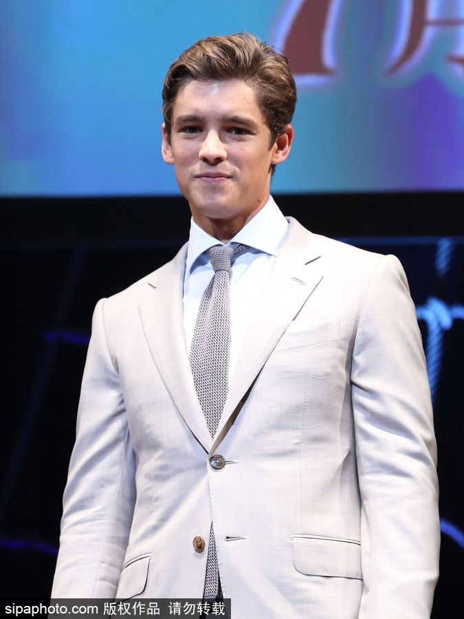 德普日本宣傳《加勒比5》佩戴別針耳環放浪不羈