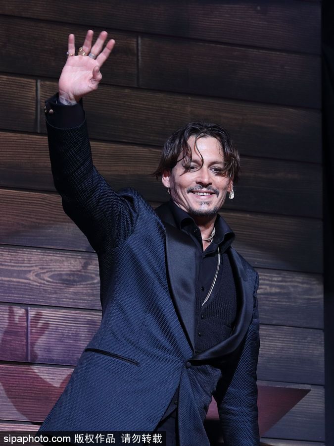 德普日本宣傳《加勒比5》佩戴別針耳環放浪不羈