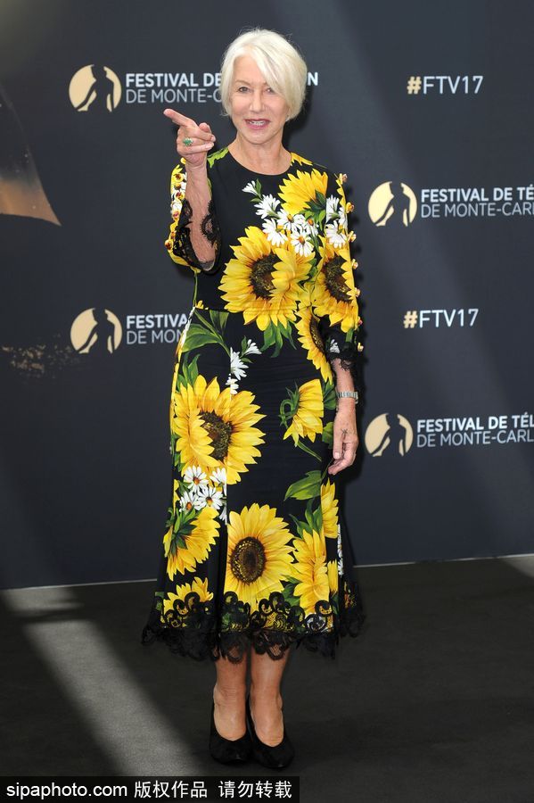 海倫·米倫穿太陽花圖案連身裙優(yōu)雅有風(fēng)范