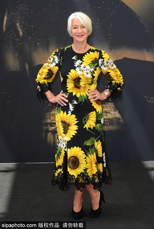 海倫·米倫穿太陽花圖案連身裙優(yōu)雅有風范