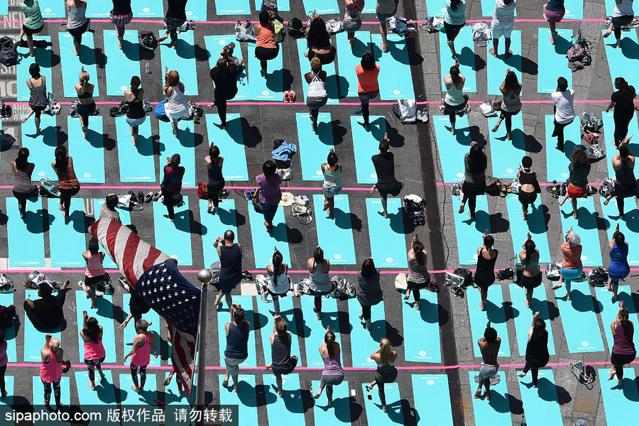 數千人紐約時代廣場做瑜伽 迎接夏天來臨