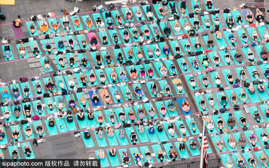 數千人紐約時代廣場做瑜伽 迎接夏天來臨