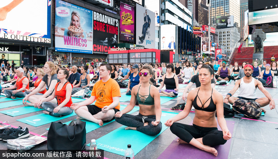 數(shù)千人紐約時(shí)代廣場(chǎng)做瑜伽 迎接夏天來臨