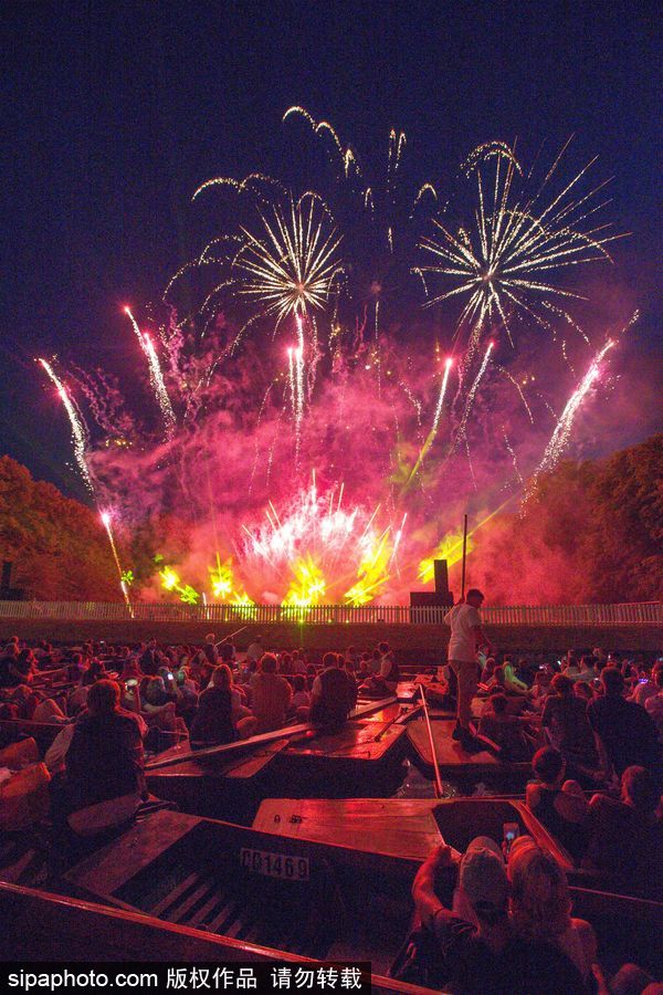 劍橋大學五月舞會煙火盛宴 璀璨奪目點亮夜空