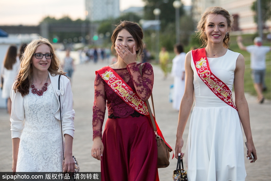 俄羅斯舉行高校畢業舞會 學生盛裝出席不輸模特
