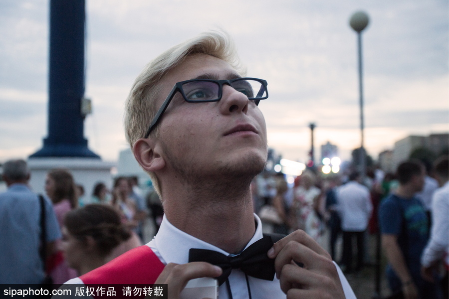 俄羅斯舉行高校畢業舞會 學生盛裝出席不輸模特