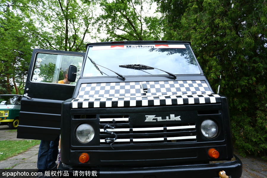 波蘭舉行復(fù)古車展 細數(shù)經(jīng)典老爺車停留的歲月