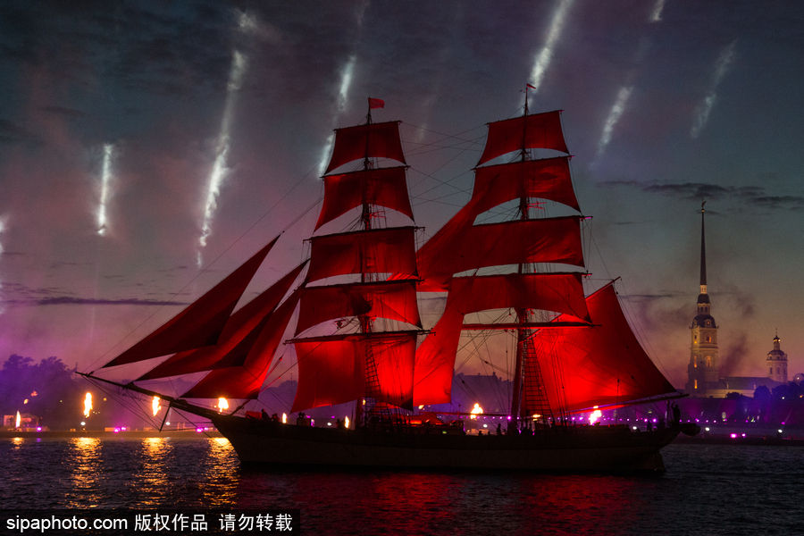 最“紅”的畢業(yè)慶典：直掛云帆濟滄海 俄羅斯舉行“紅帆節(jié)”慶祝學生畢業(yè)