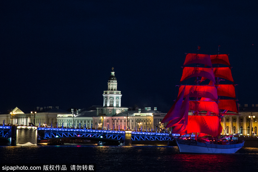 最“紅”的畢業(yè)慶典：直掛云帆濟滄海 俄羅斯舉行“紅帆節(jié)”慶祝學(xué)生畢業(yè)