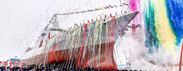 我國新型萬噸級驅逐艦首艦下水 張又俠出席下水儀式并致辭