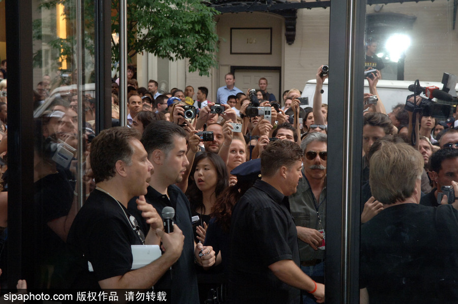 iPhone十周年 回顧10年前蘋果手機(jī)發(fā)售場(chǎng)景