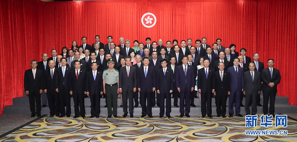 習(xí)近平會(huì)見梁振英和香港特別行政區(qū)行政、立法、司法機(jī)構(gòu)負(fù)責(zé)人