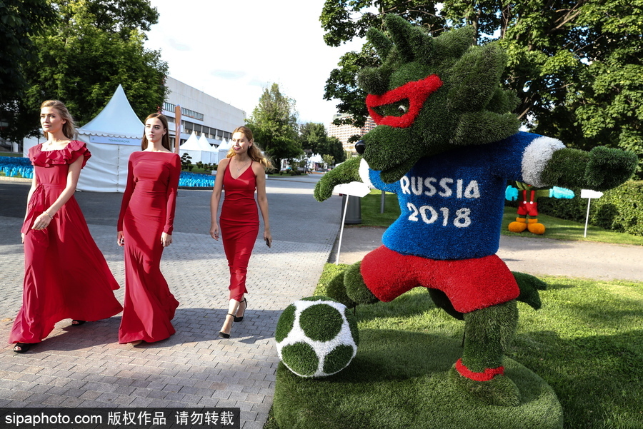 莫斯科舉辦國際花展節 精美花雕引民眾駐足