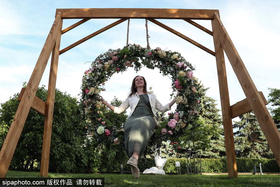 莫斯科舉辦國(guó)際花展節(jié) 精美花雕引民眾駐足