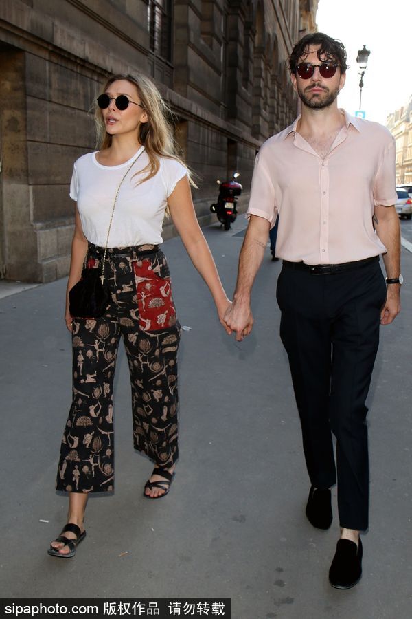 2017巴黎高定時裝周秋冬：伊麗莎白·奧爾森牽手男友甜蜜現身