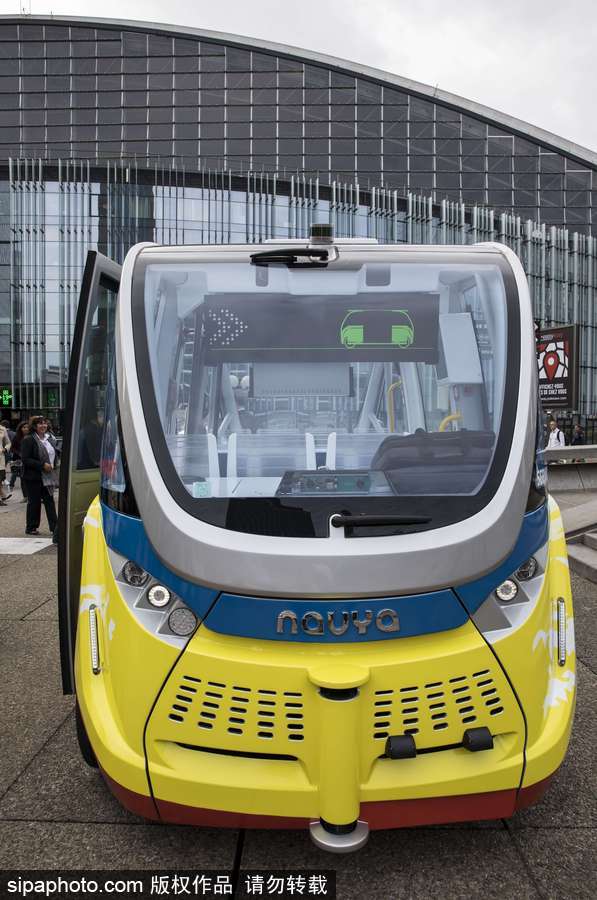 法國拉德芳斯無人駕駛小巴試運(yùn)行 時速可達(dá)45公里