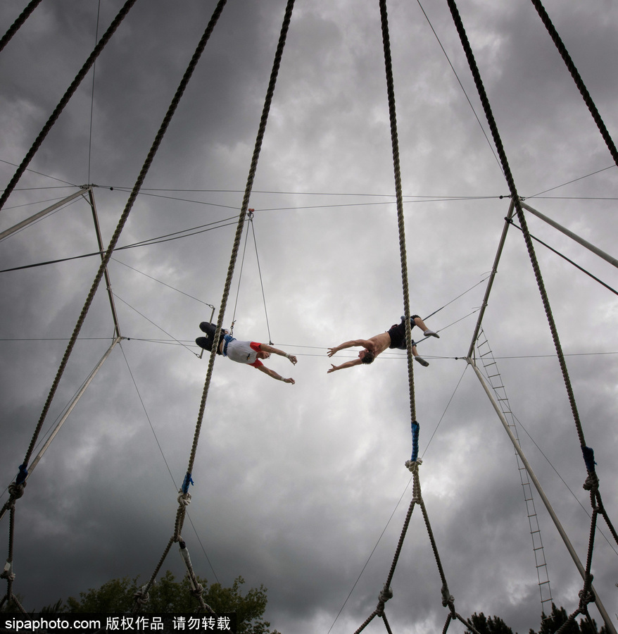 想成為空中飛人嗎？美國(guó)圣克羅伊島開(kāi)設(shè)高空秋千訓(xùn)練營(yíng)