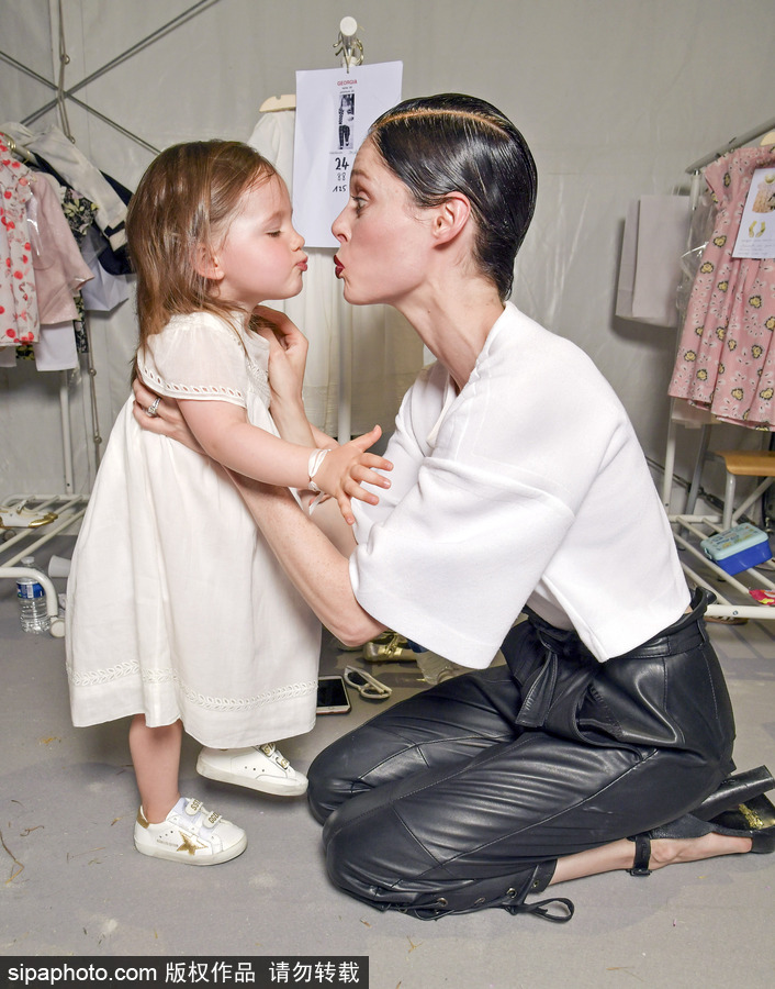 2017巴黎高定時(shí)裝周秋冬：超模可可·羅恰后臺(tái)與女兒玩耍母愛十足