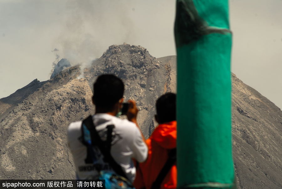 心態(tài)好！錫納朋火山熔巖量持續(xù)增加 居民淡然生活