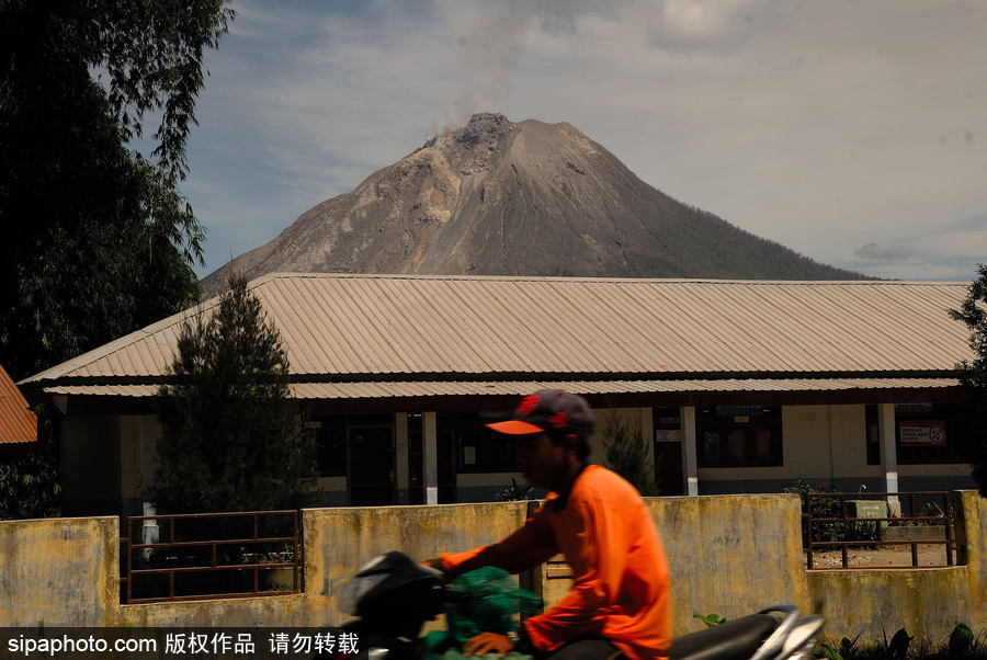 心態好！錫納朋火山熔巖量持續增加 居民淡然生活