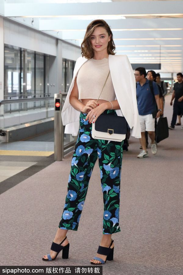 米蘭達·可兒手舉“味增湯”T恤 笑容甜美優(yōu)雅迷人