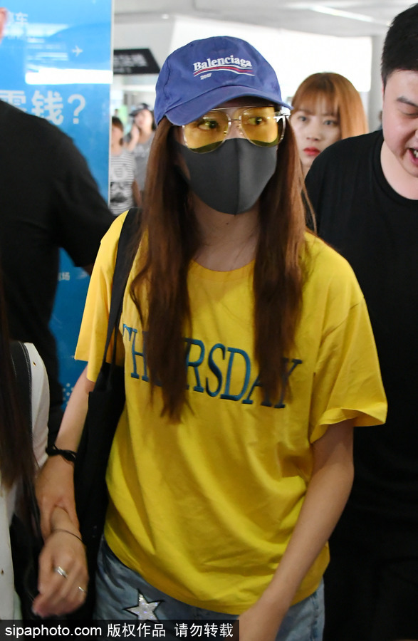 關(guān)曉彤黃T短褲踩拖鞋現(xiàn)身上海機(jī)場 獲眾人護(hù)駕見鏡頭比V賣萌