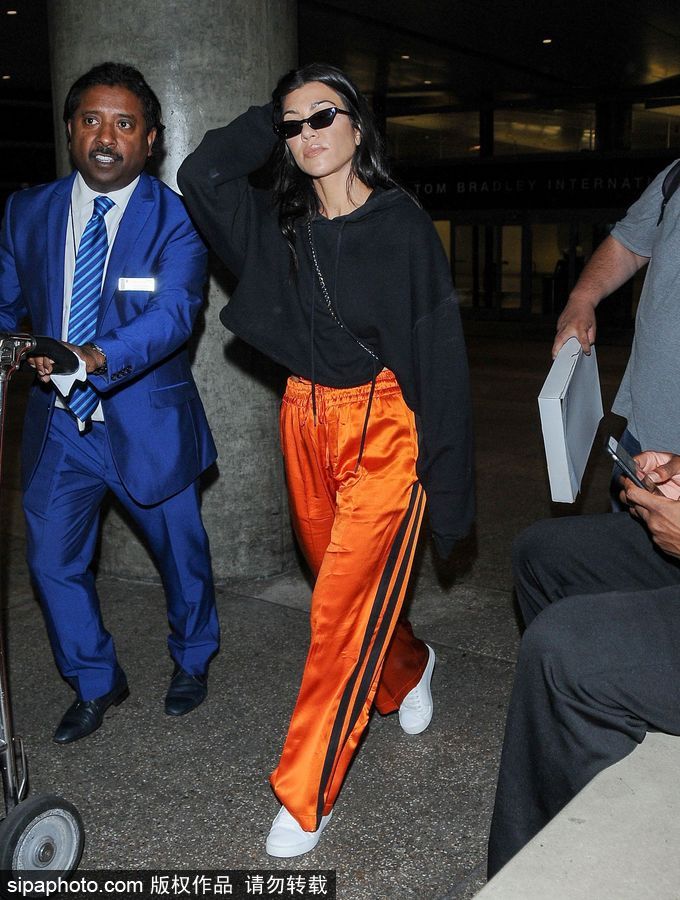 金家大姐考特妮·卡戴珊現身 橘色闊腿褲+黑色衛衣寬松有型