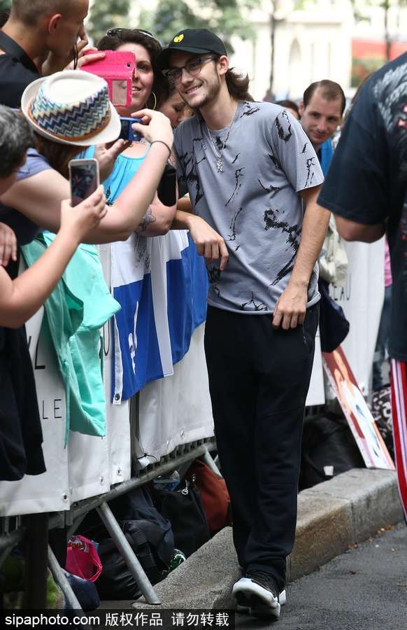 2017巴黎高定時裝周秋冬：席琳·迪翁帥氣大兒子出街人氣高漲 簽名全家福照片畫面感人