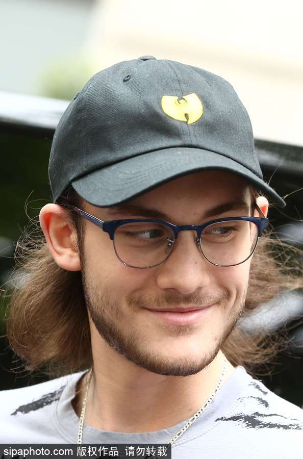 2017巴黎高定時裝周秋冬：席琳·迪翁帥氣大兒子出街人氣高漲 簽名全家福照片畫面感人