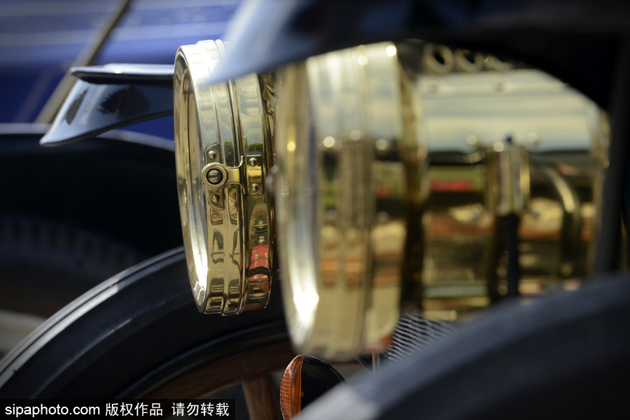 捷克舉行古董車游行 民眾身著復(fù)古服裝穿行街道