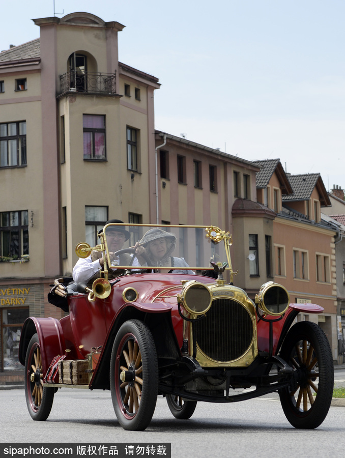 捷克舉行古董車游行 民眾身著復古服裝穿行街道