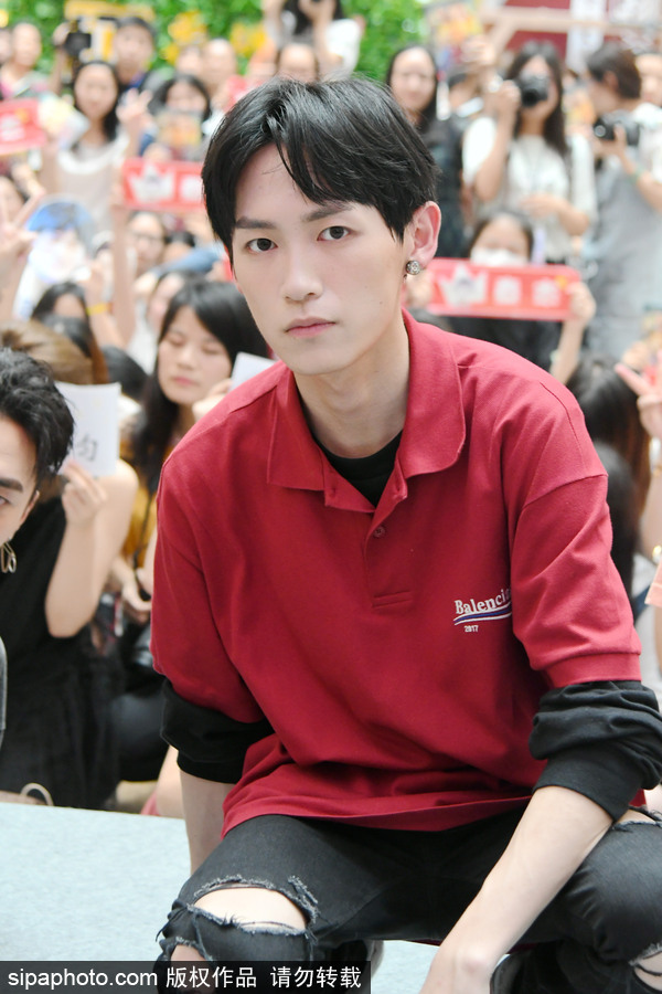 《刺客列傳》寫真書上海簽售 查杰、薛翔勻、劉彤現(xiàn)身與粉絲親密互動