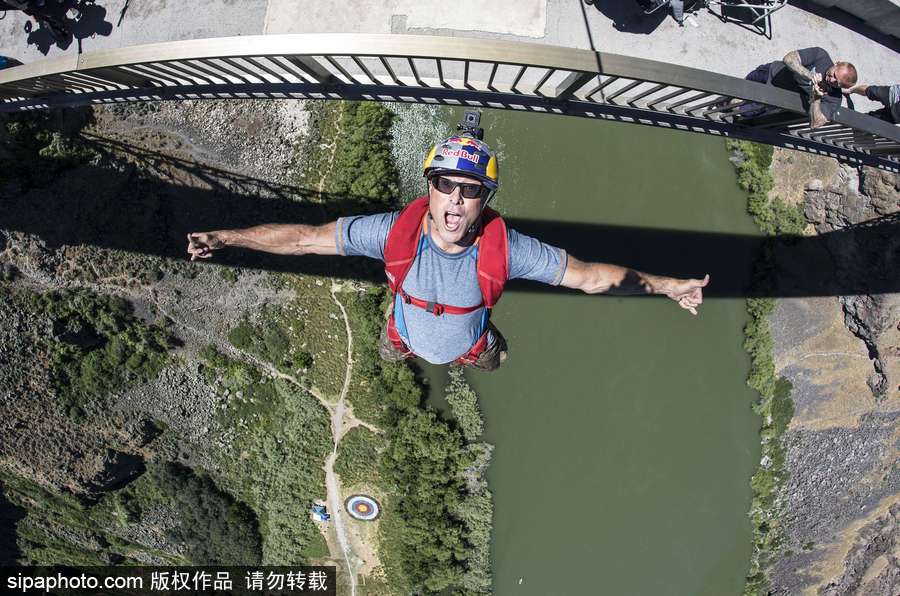 大神請(qǐng)收下我的膝蓋！美國(guó)跳傘高手24小時(shí)內(nèi)瘋狂跳傘63次創(chuàng)造世界紀(jì)錄