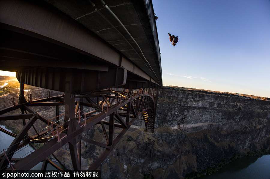 大神請收下我的膝蓋！美國跳傘高手24小時(shí)內(nèi)瘋狂跳傘63次創(chuàng)造世界紀(jì)錄