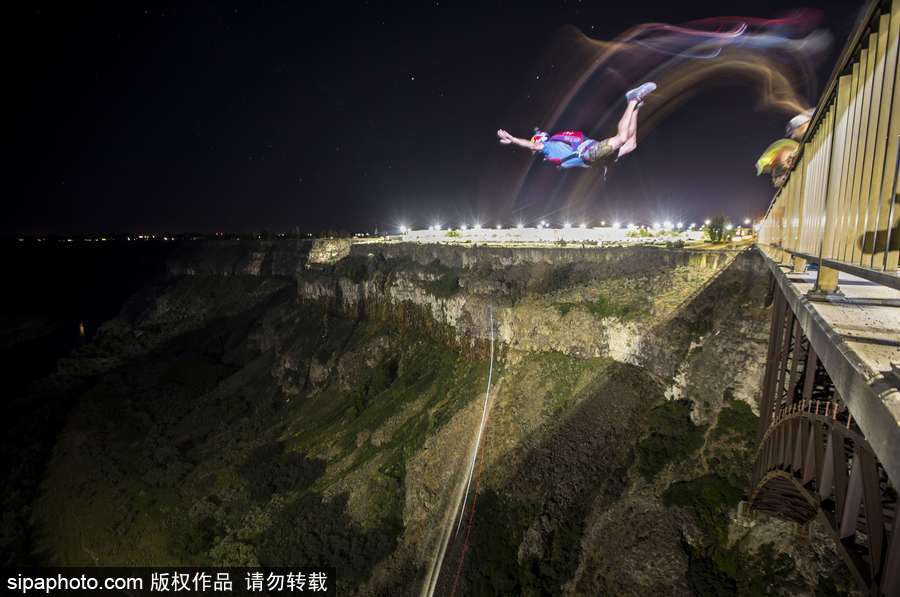 大神請收下我的膝蓋！美國跳傘高手24小時內瘋狂跳傘63次創造世界紀錄