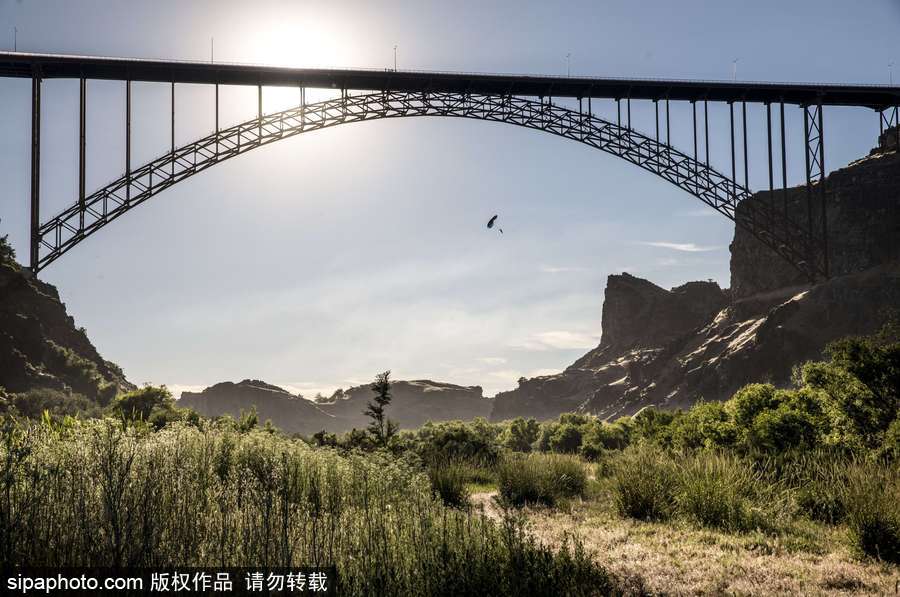 大神請收下我的膝蓋！美國跳傘高手24小時(shí)內(nèi)瘋狂跳傘63次創(chuàng)造世界紀(jì)錄