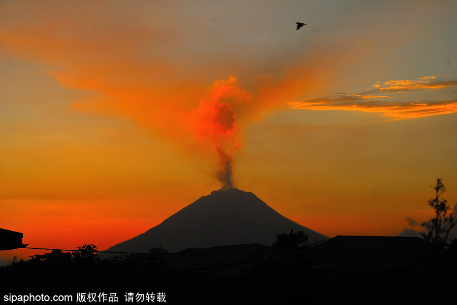 印尼錫納朋火山持續噴發 日暮時分火光沖天染紅天際