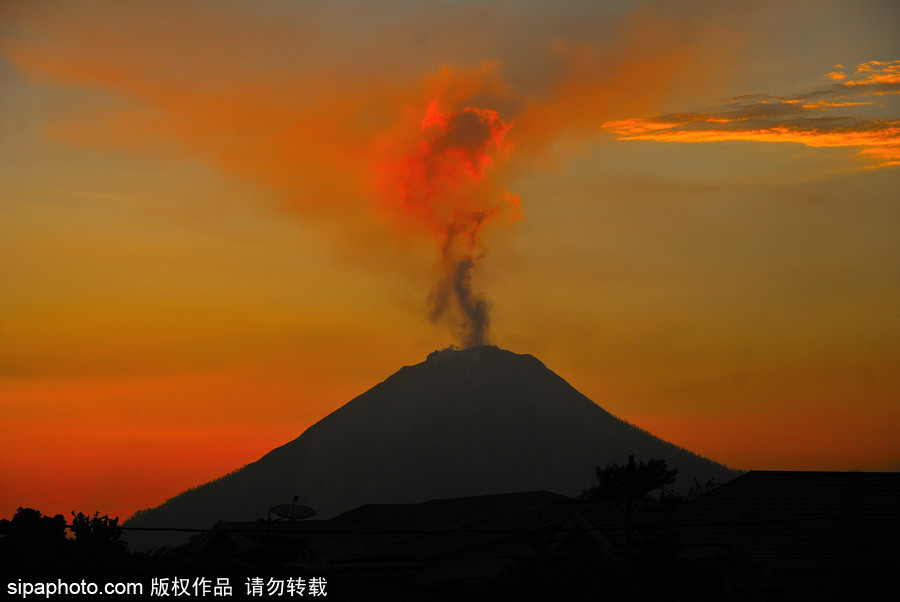 印尼錫納朋火山持續噴發 日暮時分火光沖天染紅天際