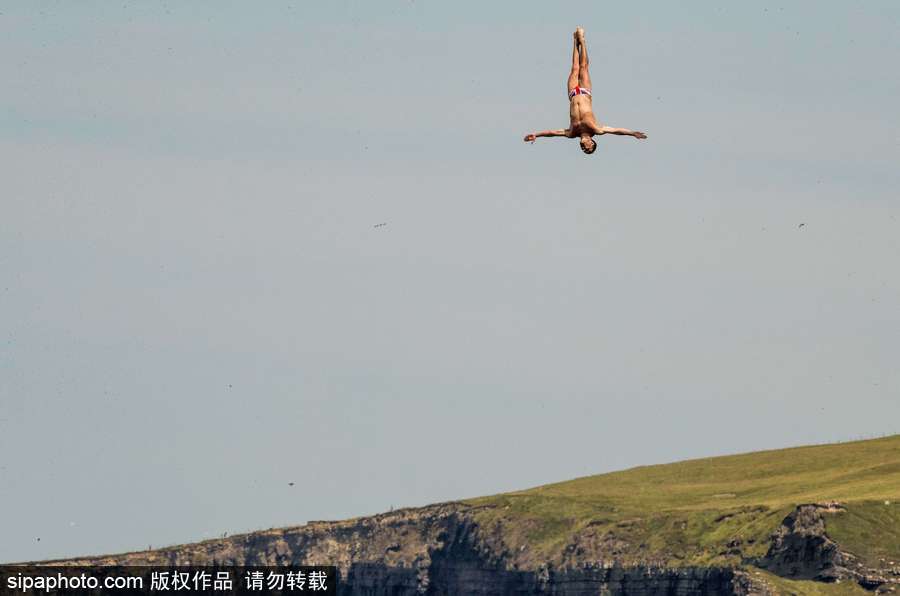 厲害了word哥！英國(guó)探險(xiǎn)家乘坐直升機(jī)從25米高處飛躍莫赫懸崖